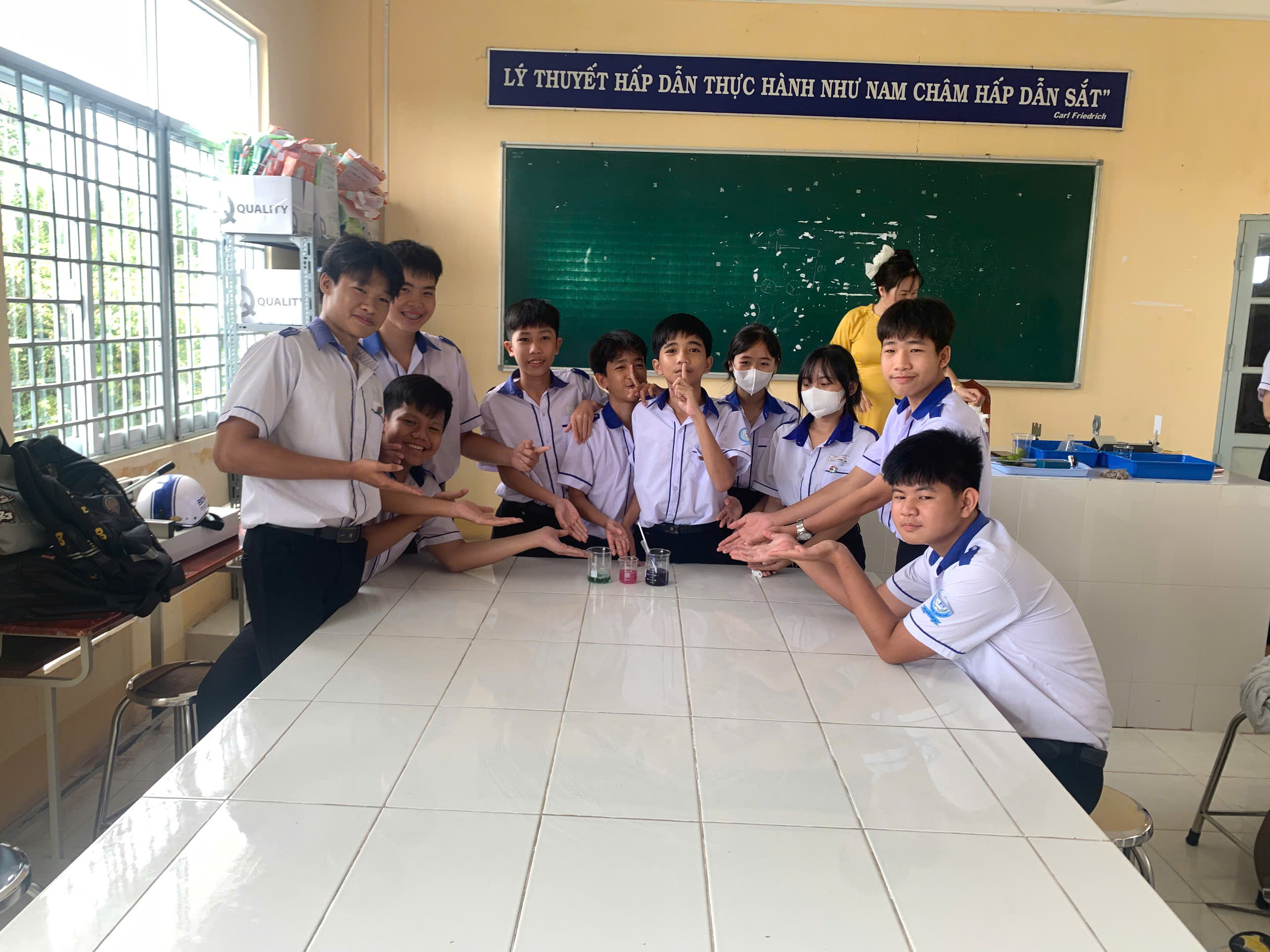 Cả nhóm giơ tay hướng về thành phẩm