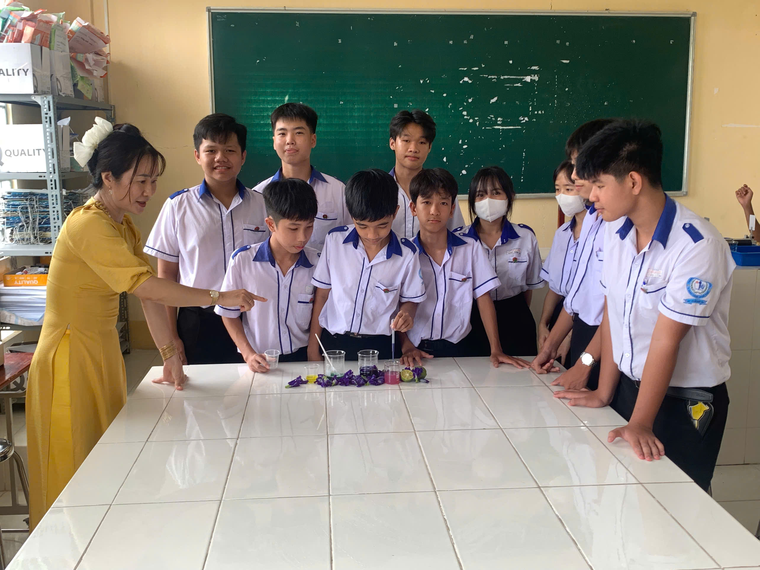 Ảnh tập thể nghiên cứu cùng cô giáo